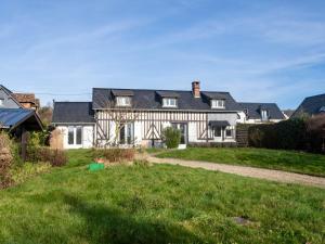 una grande casa bianca con tetto nero di Holiday Home L'albizia by Interhome a Canapville