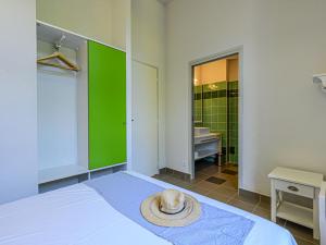 um chapéu sentado em cima de uma cama num quarto em Apartment Le Château de Kergonano-21 by Interhome em Baden