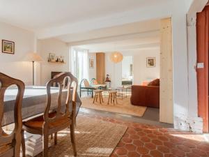 un soggiorno con un divano e un tavolo di Holiday Home L'albizia by Interhome a Canapville Altre 29 foto