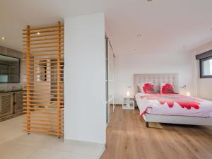 une chambre avec un lit avec des oreillers rouges dans l'établissement Villa Les Girelles by Interhome, aux Issambres