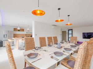 une salle à manger avec une longue table et des chaises dans l'établissement Villa Les Girelles by Interhome, aux Issambres
