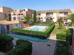 un complesso di appartamenti con piscina in un cortile di Holiday Home Les Coraux-13 by Interhome a Canet-en-Roussillon