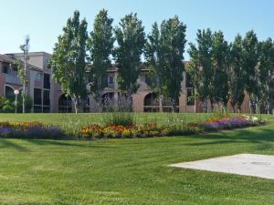 un edificio con giardino fiorito in cortile di Holiday Home Les Coraux-13 by Interhome a Canet-en-Roussillon Altre 20 foto