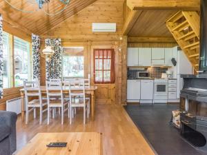 eine Küche und ein Esszimmer mit einem Tisch und Stühlen in der Unterkunft Holiday Home Karpalo 3 by Interhome in Isnäs