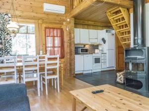 eine Küche und ein Wohnzimmer mit einem Tisch und einem Esszimmer in der Unterkunft Holiday Home Karpalo 3 by Interhome in Isnäs