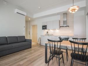 una sala de estar con un sofá, una mesa y sillas en Holiday Home Dagmarin kulma by Interhome, en Ylivieska