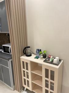- une cuisine avec un comptoir blanc et un four micro-ondes dans l'établissement شقة, à Riyad
