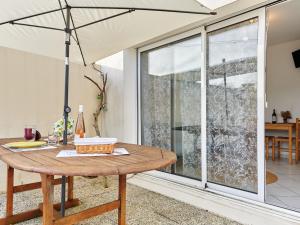 einen Tisch mit einem Sonnenschirm auf einer Terrasse in der Unterkunft Holiday Home by Interhome 
