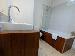 Ванна кімната в Apartment Château de Jouarres-3 by Interhome