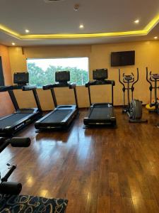 einen Fitnessraum mit mehreren Laufbändern in einem Zimmer in der Unterkunft Fortune Select Grand Ridge, Tirupati - Member ITC's Hotel Group in Tirupati