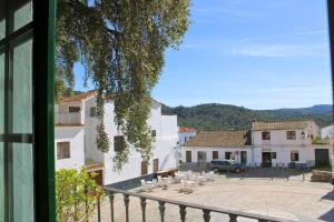 een raam van een gebouw met uitzicht op een binnenplaats bij El Balcón de Linares by SIERRA VIVA in Linares de la Sierra