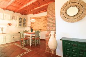 een keuken met een tafel en een eetkamer bij El Balcón de Linares by SIERRA VIVA in Linares de la Sierra