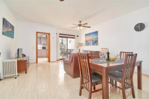 comedor y sala de estar con mesa y sofá en Casa Clare Frigiliana, en Frigiliana
