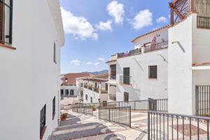 vistas a una calle con edificios blancos en Casa Clare Frigiliana, en Frigiliana