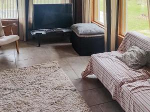 タンペレにあるHoliday Home Ketunkolo by Interhomeのリビングルーム(ソファ、薄型テレビ付)