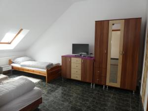 ハイドゥソボスローにあるKASZÁS HÁZのベッドルーム1室(ベッド1台、鏡付きドレッサー付)