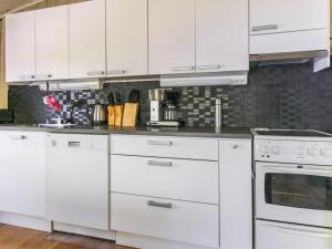 Kuchyň nebo kuchyňský kout v ubytování Holiday Home Huvikumpu by Interhome