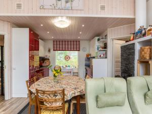 cocina y comedor con mesa y sillas en Holiday Home Kivilahti by Interhome, en Jämsä
