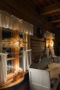 una camera con finestra, letto e candele di Holiday Home Laattajan hirsipirtti by Interhome a Hyrynsalmi