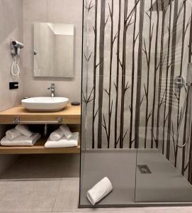 ein Bad mit einem Waschbecken und einem Spiegel in der Unterkunft Hotel Al Giardino in Treviso