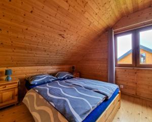 a bedroom with a bed in a log cabin at Na Slonecznym Wzgorzu in Władysławowo
