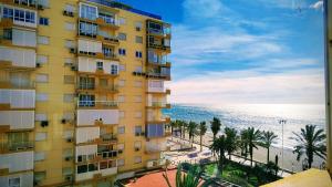 un edificio con vista sulla spiaggia e sull'oceano di Hoja Calá Apartment a Algarrobo-Costa