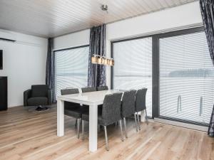 ein Esszimmer mit einem weißen Tisch und Stühlen in der Unterkunft Holiday Home Villa rauha by Interhome in Imatra