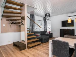 sala de estar con escalera de caracol y sofá en Holiday Home Villa rauha by Interhome, en Imatra