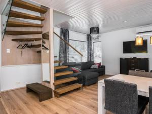 ein Wohnzimmer mit Wendeltreppe und Couch in der Unterkunft Holiday Home Villa rauha by Interhome in Imatra
