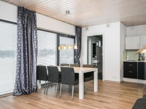 ein Esszimmer mit Tisch und Stühlen in der Unterkunft Holiday Home Villa rauha by Interhome in Imatra