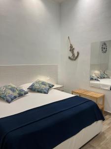 マルゲリータ・ディ・サヴォイアにあるCanzone del soleのベッドルーム1室(大型ベッド1台、青いシーツ付)