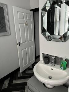 Bathroom sa Lowther Apartment - 2 Bed Apartment