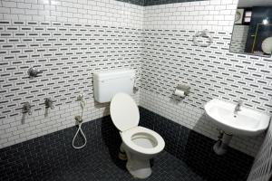 een badkamer met toilet en wastafel bij JeeHaa Homestay in Alleppey +122 foto's