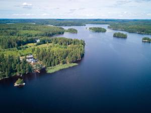 una isla en medio de un gran cuerpo de agua en Holiday Home Vapunkärki by Interhome en Orivesi