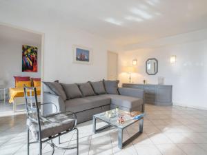Ruang duduk di Apartment Les Calanques d'Azur by Interhome