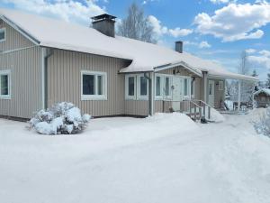 uma casa com neve no chão em frente dela em Holiday Home Backcountry base by Interhome 
