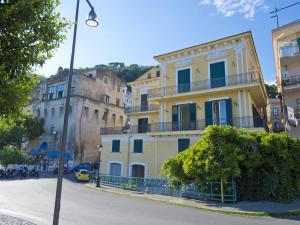 un groupe de bâtiments sur le côté d'une rue dans l'établissement Apartment Mimì by Interhome, à Vietri
