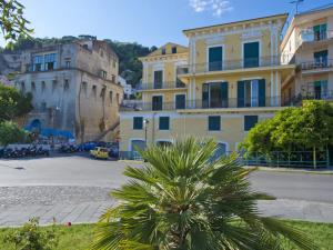 un bâtiment et un palmier devant un bâtiment dans l'établissement Apartment Mimì by Interhome, à Vietri