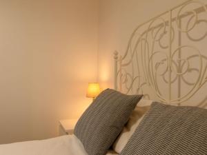 En eller flere senge i et værelse på Chalet Wheal Rose by Interhome