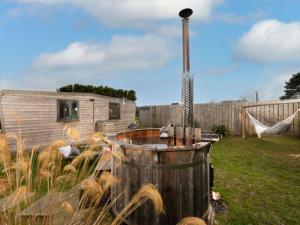un giardino con vasca idromassaggio e roulotte di Chalet Wheal Rose by Interhome a Helston
