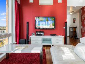 En tv och/eller ett underhållningssystem på Holiday Home Horisontti penthouse by Interhome