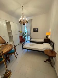 una camera con letto, tavolo e lampadario a braccio di La Volta a La Spezia