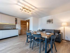 een keuken en een eetkamer met een tafel en stoelen bij Apartment I tre Corvi by Interhome in Prali