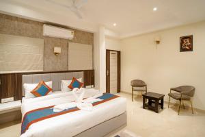 Postel nebo postele na pokoji v ubytování HOTEL OMKAR INTERNATIONAL VARANASI --A Premium Luxury Hotel -- 5-Star Feel At An Affordable Price -- + 20 fotografií