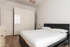 A bed or beds in a room at Nuovo Bilocale Moderno nel Cuore di Milano