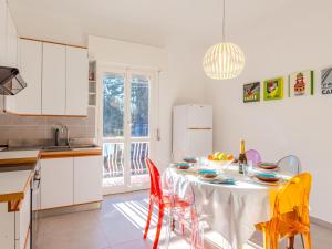 cocina con mesa con sillas y mantel en Apartment Il Pomelo by Interhome, en Germignaga 22 fotos más