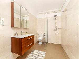 uma casa de banho com um chuveiro, um lavatório e um WC. em Apartment Cserszeg by Interhome em Cserszegtomaj