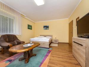 uma sala de estar com uma cama e uma mesa em Apartment Cserszeg by Interhome em Cserszegtomaj