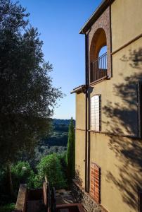 a building with a window and a balcony at Madonna Del Poggio CAV in Scarlino