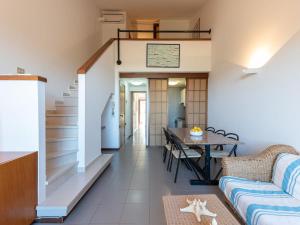 ein Wohnzimmer mit einem Sofa und einem Tisch in der Unterkunft Apartment I Boboli-1 by Interhome in Punta Ala